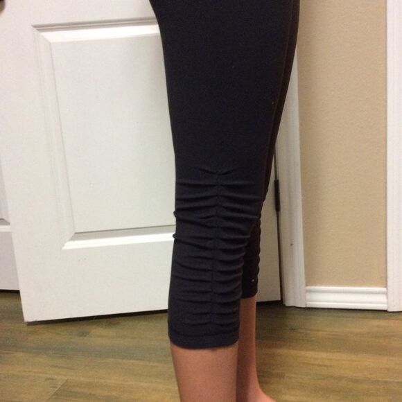 Lululemon High Waist Black Twist Adjustable Ruched Capri Yoga Legging Pocket 2 - Picture 7 of 9